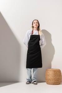 D-150 HAZELNUT - Tarçın Rengi Çıkarılabilir Deri Detaylı Siyah Önlük 