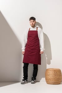 D-150 HAZELNUT -  Tarçın Rengi Çıkarılabilir Deri Detaylı Bordo Önlük 