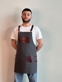 D-163 LEE - Koyu Kahverengi Deri Detaylı Çapraz Askılı Koyu Gri Önlük 