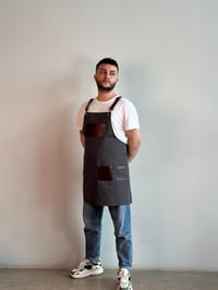 D-163 LEE - Koyu Kahverengi Deri Detaylı Çapraz Askılı Koyu Gri Önlük 