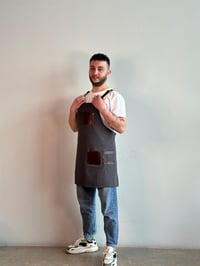 D-163 LEE - Koyu Kahverengi Deri Detaylı Çapraz Askılı Koyu Gri Önlük 
