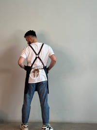 D-163 LEE - Koyu Kahverengi Deri Detaylı Çapraz Askılı Koyu Gri Önlük 