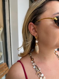 Marka Model Gold Detaylı Deniz Kabuğu Charmlı Küpe