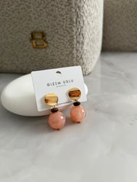 Marka Model Gold Detaylı Pembe Mineli Küpe