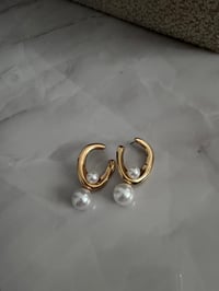 Marka Model Gold Eğim Detaylı İnci Küpe