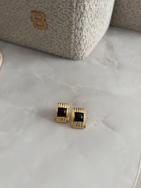 Marka Model Gold Kenarlı Siyah Detay Küpe