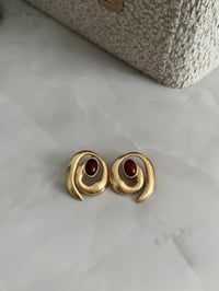 Marka Model Kıvrımlı Gold Desen Kahverengi Detay Küpe