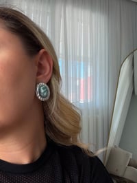 Marka Model Mavi Mineli Silver Kenarlı Küpe