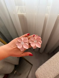 Marka Model Pembe Çiçek Model Küpe