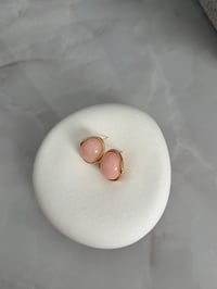 Marka Model Pembe Mineli Gold Küpe