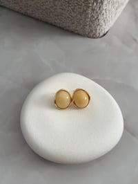 Marka Model Sarı Mineli Gold Çerçeve Oval Küpe
