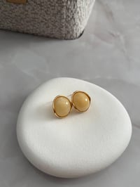 Marka Model Sarı Mineli Gold Çerçeve Oval Küpe