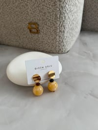 Marka Model Sarı Mineli Gold Detaylı Sallantılı Küpe