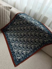 Mavi Renk Tarçın Çerçeve Etnik Desen Fular 70x70