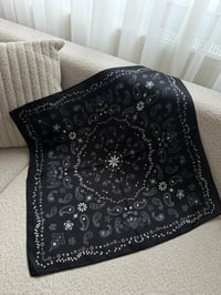 Siyah Üzeri Mavi Beyaz Etnik Desen Fular 70x70