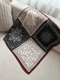 Siyah Ve Krem Etnik Desenli Tarçın Çerçeve Fular 70x70
