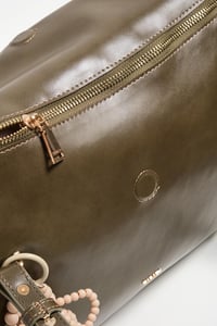 CHARM DETAYLI OMUZ ÇANTA