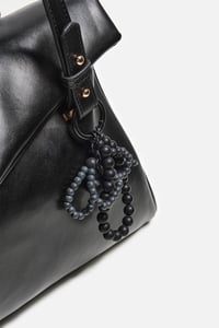 CHARM DETAYLI OMUZ ÇANTA