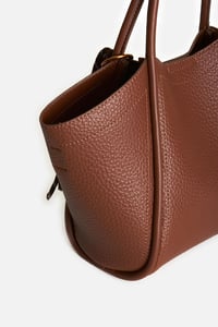 CHARM DETAYLI UZUN ASKILI EL ÇANTA