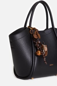 CHARM DETAYLI UZUN ASKILI EL ÇANTA