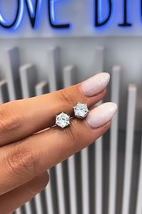 İthal Vip Seri Mozanite 6 Tırnaklı Kare Tektaş Küpe