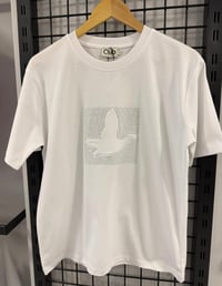 Beyaz Kabartma Kuş Detaylı Tshirt