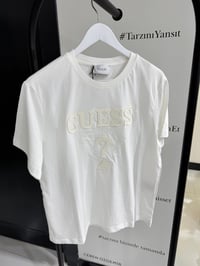 Gue Kabartma Detaylı Beyaz Tshirt 