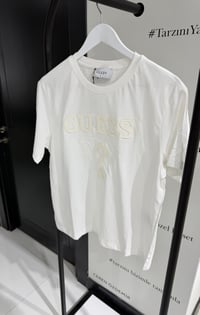 Gue Kabartma Detaylı Beyaz Tshirt 