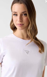 Gue Mini Üçgen Taş Logo Detaylı Tshirt