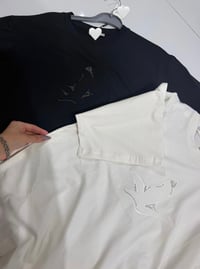 Kuş Nakışlı Taş Detaylı Tshirt