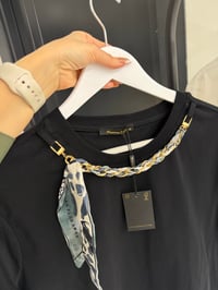 Massi Fular Detaylı Siyah Tshirt