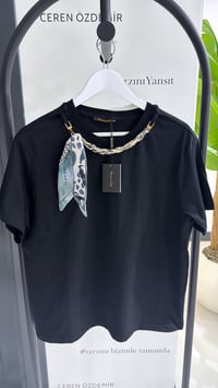 Massi Fular Detaylı Siyah Tshirt