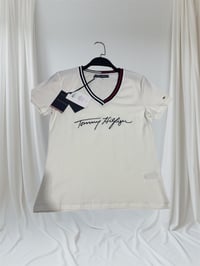 Tom Ekru V Yaka Tshirt