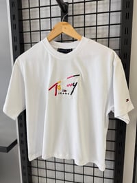 TOM ÖNÜ RENKLİ YAZILI TSHİRT