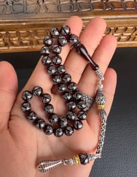 Küre Model Koyu Kırmızı Renk Gümüş İşlemeli Ateş Kehribar Tesbih