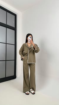 Haki Beyaz Şerit Detaylı Önü Düğmeli Üst Beli Lastikli Pantolon İkili Keten Takım Gaus00365GausTAKIMGU1001848