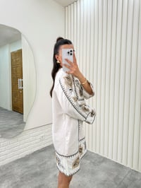 Beyaz Önü Çiçek Nakışlı Keten Elbise Gaus00306GausELBİSEGU1001701