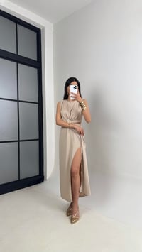 Taş Yan Dekolteli Gold Toka Detaylı Yırtmaçlı Elbise Gaus00434GausELBİSEGU1002009