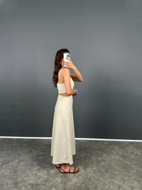 KM Taş Belden Pencere Dekolteli İşlemeli Keten ElbiseGausELBİSEGU008758