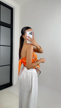 Turuncu Desenli Sırt Bağlamalı Saten Bluz GAUS-0047GAUSBLUZGAUS-0047