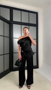 Siyah Gold Toka Detaylı Asimetrik Kesim Bluz Beli Lastikli Pantolon İkili Saten Takım GAUS-01252GAUSTAKIMGAUS-01252