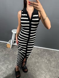 Joyo Siyah Beyaz Çizgili Sırt Dekolteli Sıfır Kol Triko Polo Yaka ElbiseGausELBİSEGU008855