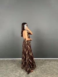 MD Kahverengi Desenli Boyundan Bağlamalı Astarlı Muadil ElbiseGausELBİSEGU008772