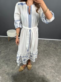 Chu Beyaz İşlemeli Kemerli Keten Elbise GausELBİSEGU008449