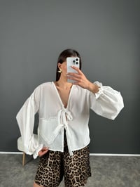 Beyaz Pinterest Kalp Detaylı Bağlamalı Gömlek GausGÖMLEKGU007977