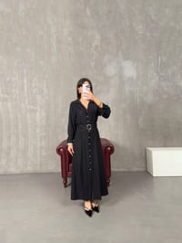Sandra Siyah Taş Düğmeli Kuşaklı ElbiseGausELBİSEGU100389