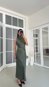 Yeşil Degaje Yaka Saten Elbise GAUS-01762GAUSELBİSEGAUS-01762