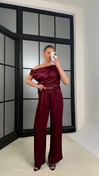 Bordo Gold Toka Detaylı Asimetrik Kesim Bluz Beli Lastikli Pantolon İkili Saten Takım GAUS-01252GAUSTAKIMGAUS-01252