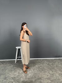 North Bej Askılı Sıfır Kol Yırtmaçlı Uzun Keten ElbiseGausELBİSEGU008699
