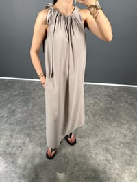 Hermia Bej İthal Kumaş Boyundan Bağlamalı ElbiseGausELBİSEGU008304
